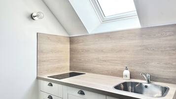 Loft 4 | Cuisine privée | Mini réfrigérateur, micro-ondes, plaque de cuisson, lave-vaisselle