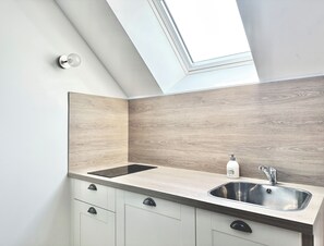 Loft 4 | Cocina privada | Frigorífico pequeño, microondas, placa de cocina y lavavajillas