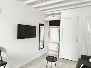 Loft 5 | Zona de estar | Una televisión