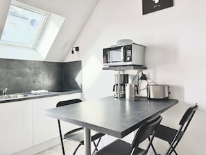 Loft 5 | Private kitchen | Mini-fridge, microwave, stovetop, dishwasher - Le Patio de Loiseau  (Le Mans)