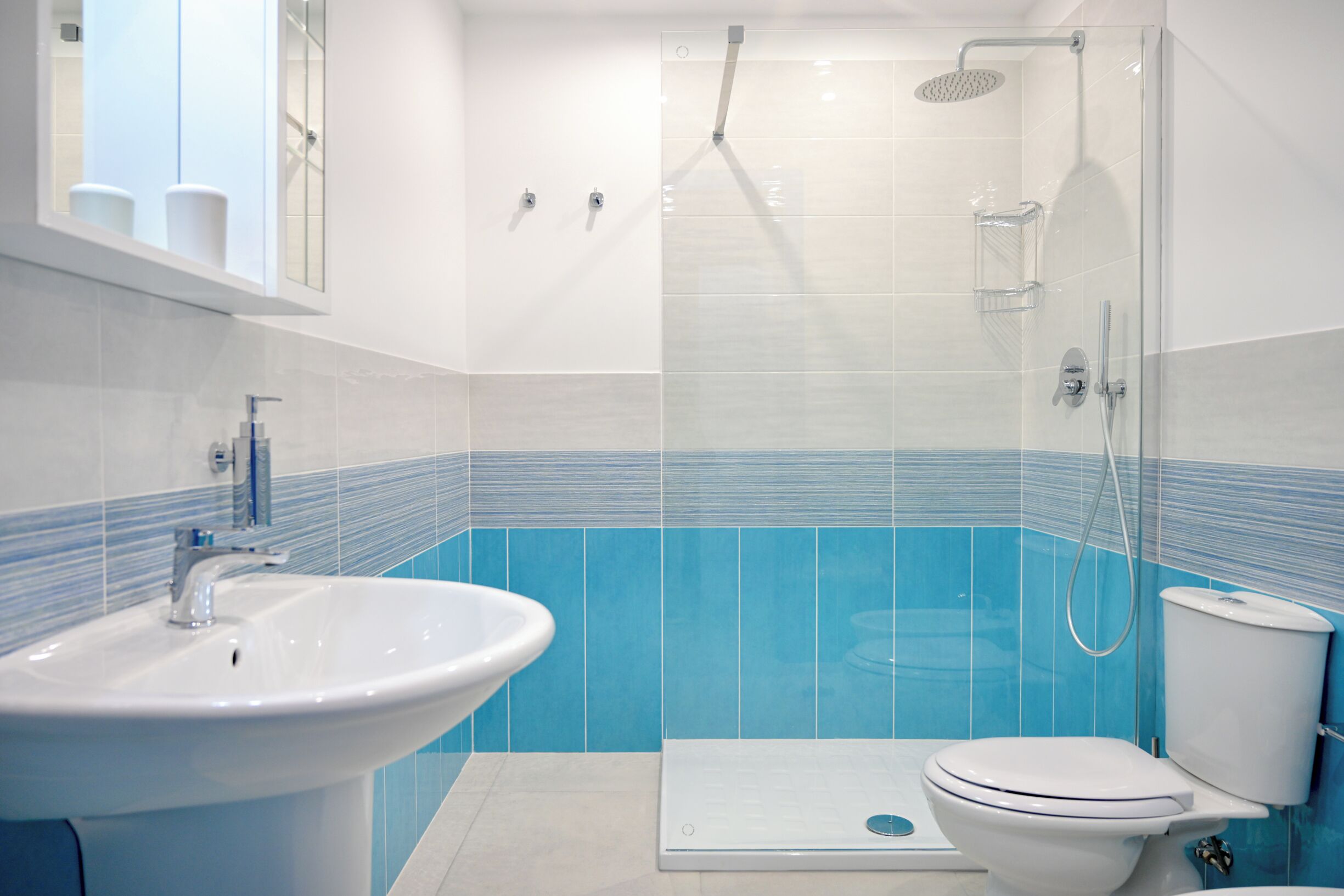 Deluxe Quadruple Room | Bathroom | Shower, hair dryer, towels, soap