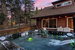 Outdoor spa tub - Forest Cabin - Hot Tub & Mt Views - Pikes Peak (Cascade-Chipita Park)