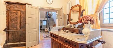 Villa, balcon, vue sur la colline | Salle de bain | Séchoir à cheveux, serviettes fournies