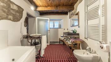 Villa, Balkon, Hügelblick | Badezimmer | Haartrockner, Handtücher