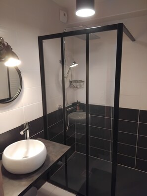 Dusj, håndklær og toalettpapir