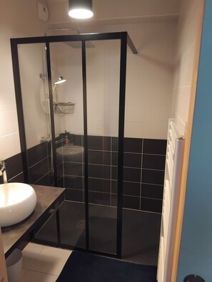 Ducha, toallas, papel higiénico