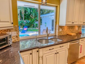 Een microgolfoven, een oven, een kookplaat, een vaatwasser