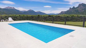 Hồ bơi ngoài trời