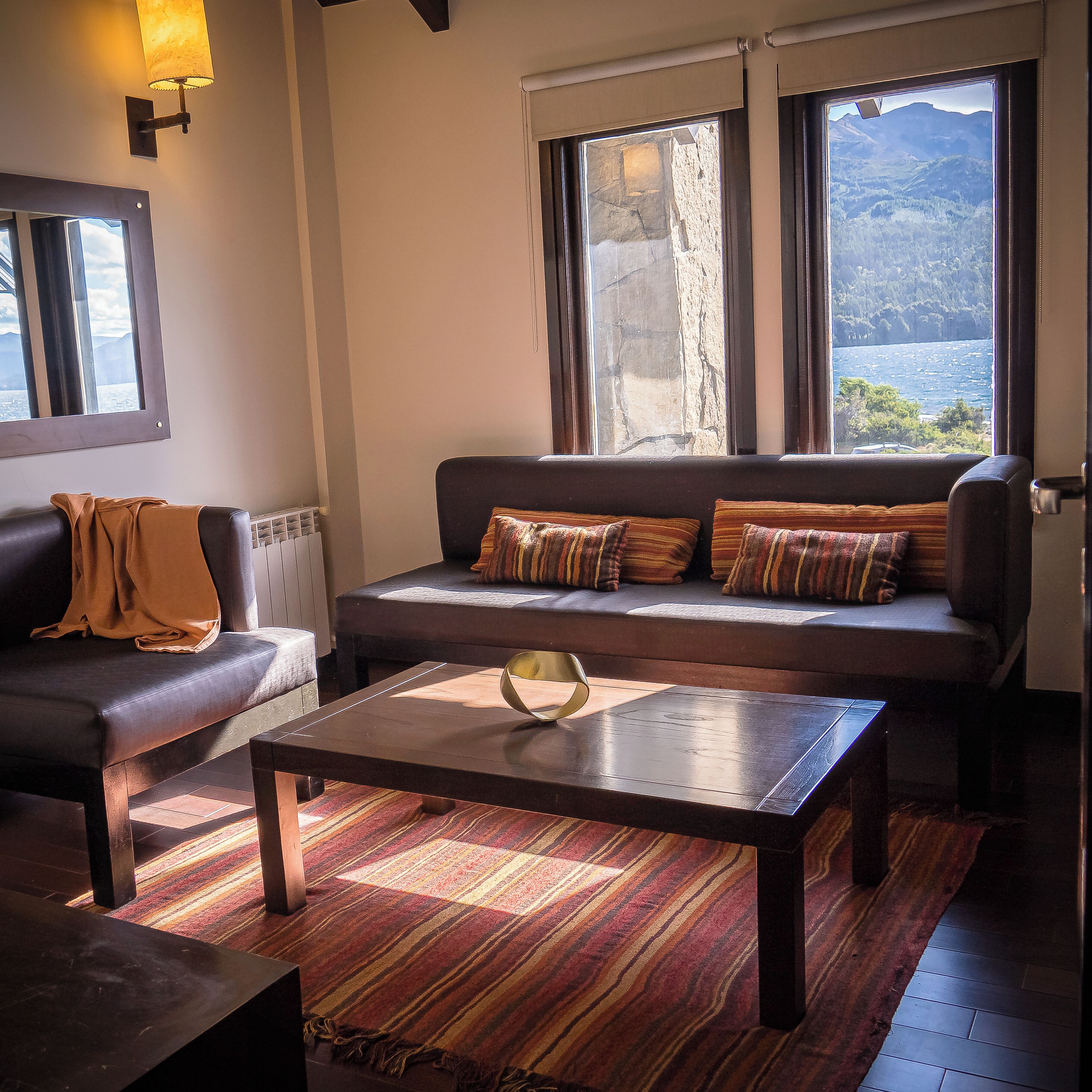 家庭套房, 熱水浴缸, 湖景 | 起居區 | 智慧型電視