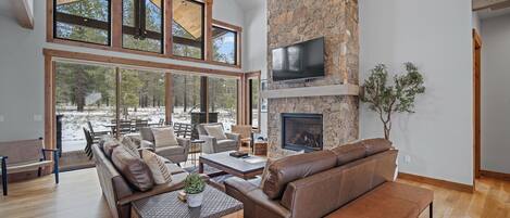 Televisie, een open haard en een tafeltennistafel