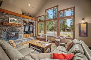 Televisio, takka, pöytätennispöytä