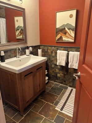 Serviettes fournies, savon, papier toilette