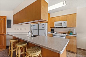 冷蔵庫、電子レンジ、オーブン、コンロ