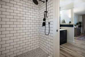 Douche, sèche-cheveux, serviettes fournies
