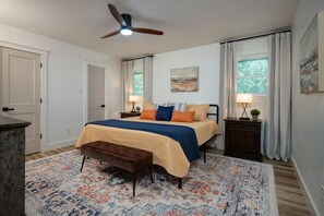 5 habitaciones, escritorio y tabla de planchar con plancha 