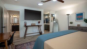 5 habitaciones, escritorio y tabla de planchar con plancha