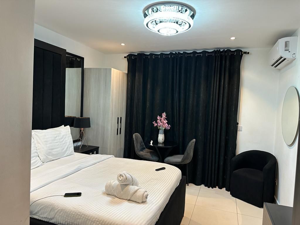 خزنة داخل الغرفة وستائر تعتيم وتجهيزات عازلة للصوت ومكواة/لوح كي