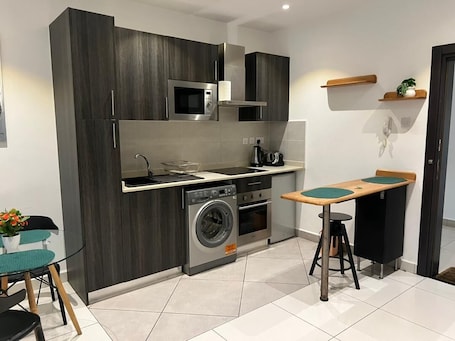Luxury Studio | Private kitchen | Fridge, microwave, oven, stovetop