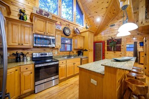 Fridge, microwave, oven, stovetop - Four Pines Cabin 3BR + game room (Broken Bow)