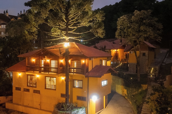 Fachada da propriedade à noite