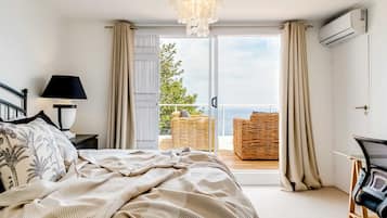 Villa | 3 bedrooms, desk, Internet