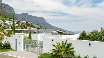 Villa | 3 bedrooms, desk, Internet