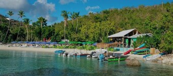 New Remodeled Modern 5 bed Villa Balconies, Ocean Views AC, Generator WIFI