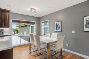 House | 3 bedrooms, Internet - NEW Near DT University Airport Free Banff Pass (Calgary)
