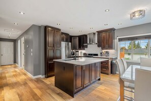 House - NEW Near DT University Airport Free Banff Pass (Calgary)