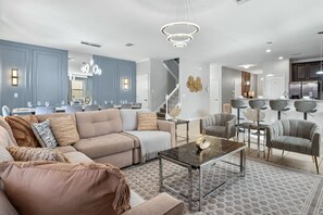 House - Cinematic Escape Stay in a Movie Themed Mansion (Davenport)