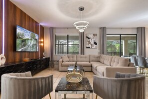 House | 9 bedrooms, Internet - Cinematic Escape Stay in a Movie Themed Mansion (Davenport)