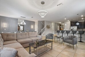 House | 9 bedrooms, Internet - Cinematic Escape Stay in a Movie Themed Mansion (Davenport)