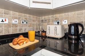 Kjøleskap, mikrobølgeovn, ovn og kokeplater