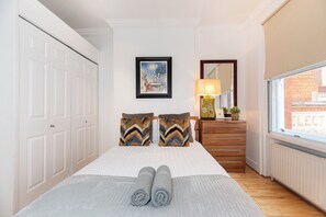 2 soverom, skrivebord, strykejern/-brett og reiseseng for barn