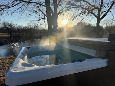 Bañera de hidromasaje exterior. Nautical Nest - 1 Bedroom Hotel Room by The Lodges at Fossil Creek