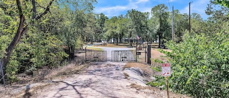 Room, 1 Bedroom | Property grounds