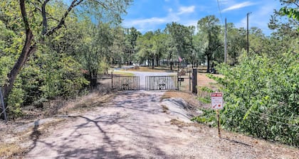 Dazeoff Too - Pet Friendly Suite 1 Bedroom Hotel Room by The Lodges at Fossil Creek