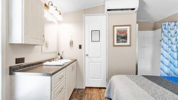 Quarto, 1 quarto | Banheiro | Toalhas de banho, shampoo