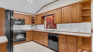 House, 3 Bedrooms | Private kitchen | Fridge, oven, coffee/tea maker, toaster