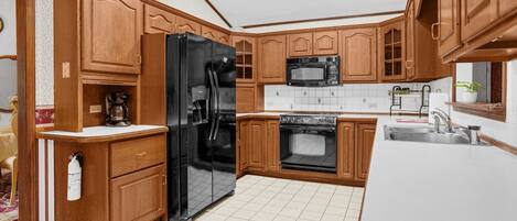 House, 3 Bedrooms | Private kitchen | Fridge, oven, coffee/tea maker, toaster