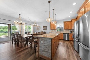 Hus - flere soveværelser | Privat køkken | Køleskab, ovn, kaffe-/temaskine, brødrister