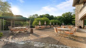 Villa, 5 Bedrooms | Outdoor dining