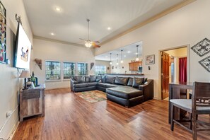 Villa, 5 Bedrooms | Living area