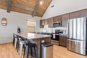 Cottage, 4 Bedrooms | Private kitchen | Fridge, oven, coffee/tea maker, toaster - Sum-111 Lincoln Log Lookout 4 Bedroom Home (Branson)