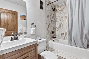 Condo, 1 chambre | Salle de bain | Serviettes fournies, shampooing