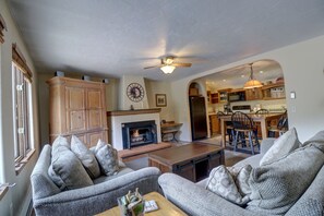 Living area - Ten Mile Haus A-6 2br 2ba 2 Bedroom Condo (Copper Mountain)