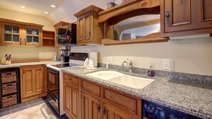 Condo, 2 phòng ngủ | Bếp riêng | Dụng cụ pha cà phê/trà, tủ lạnh, lò nướng, lò nướng bánh mì