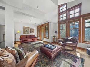 Stadtwohnung, 4 Schlafzimmer | Wohnbereich | Smart-TV