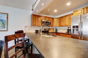 Apartamento, 2 habitaciones | Cocina privada | Frigorífico, horno, cafetera o tetera y tostadora