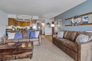 Condo, 2 chambres | Aire de séjour | Téléviseur connecté